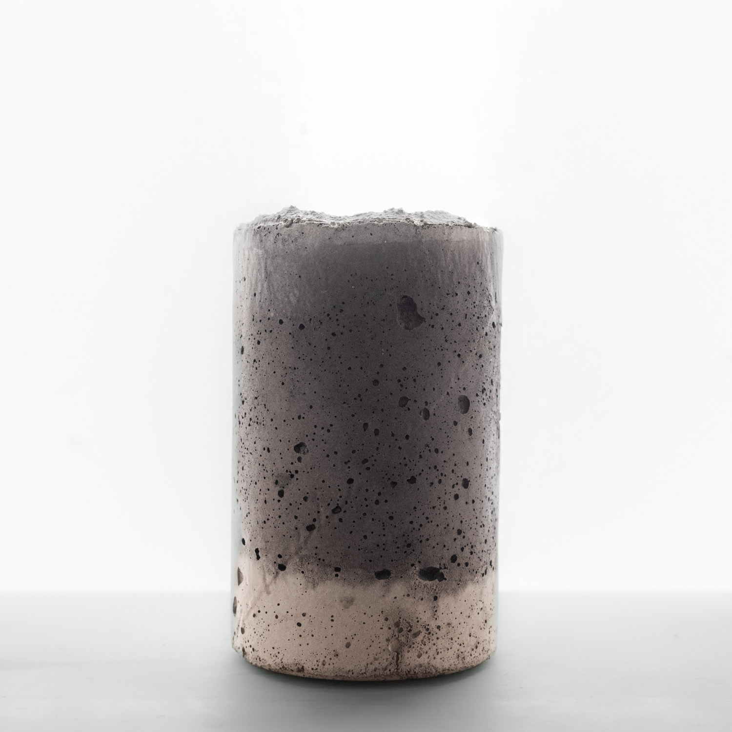 pot de béton fait main texturé noir et gris