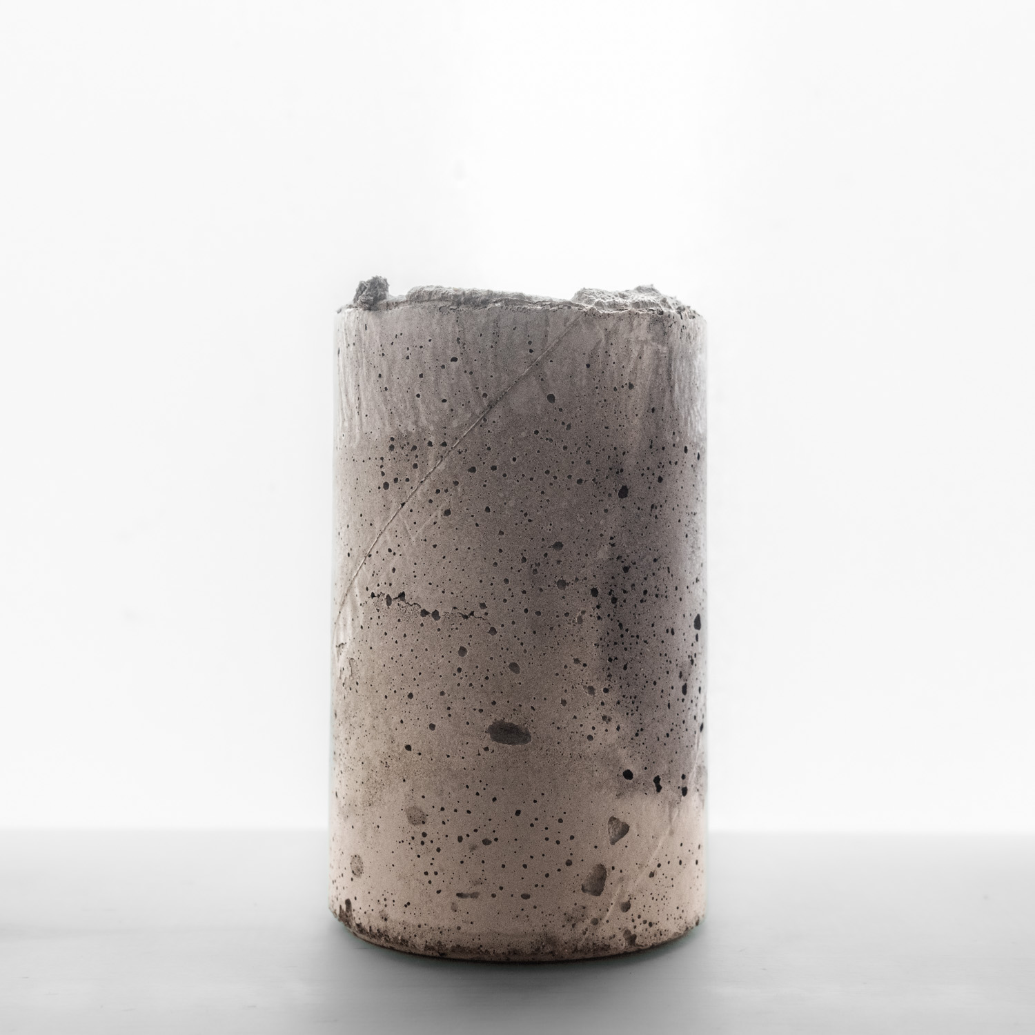 Pot de béton gris et noir, cylindrique