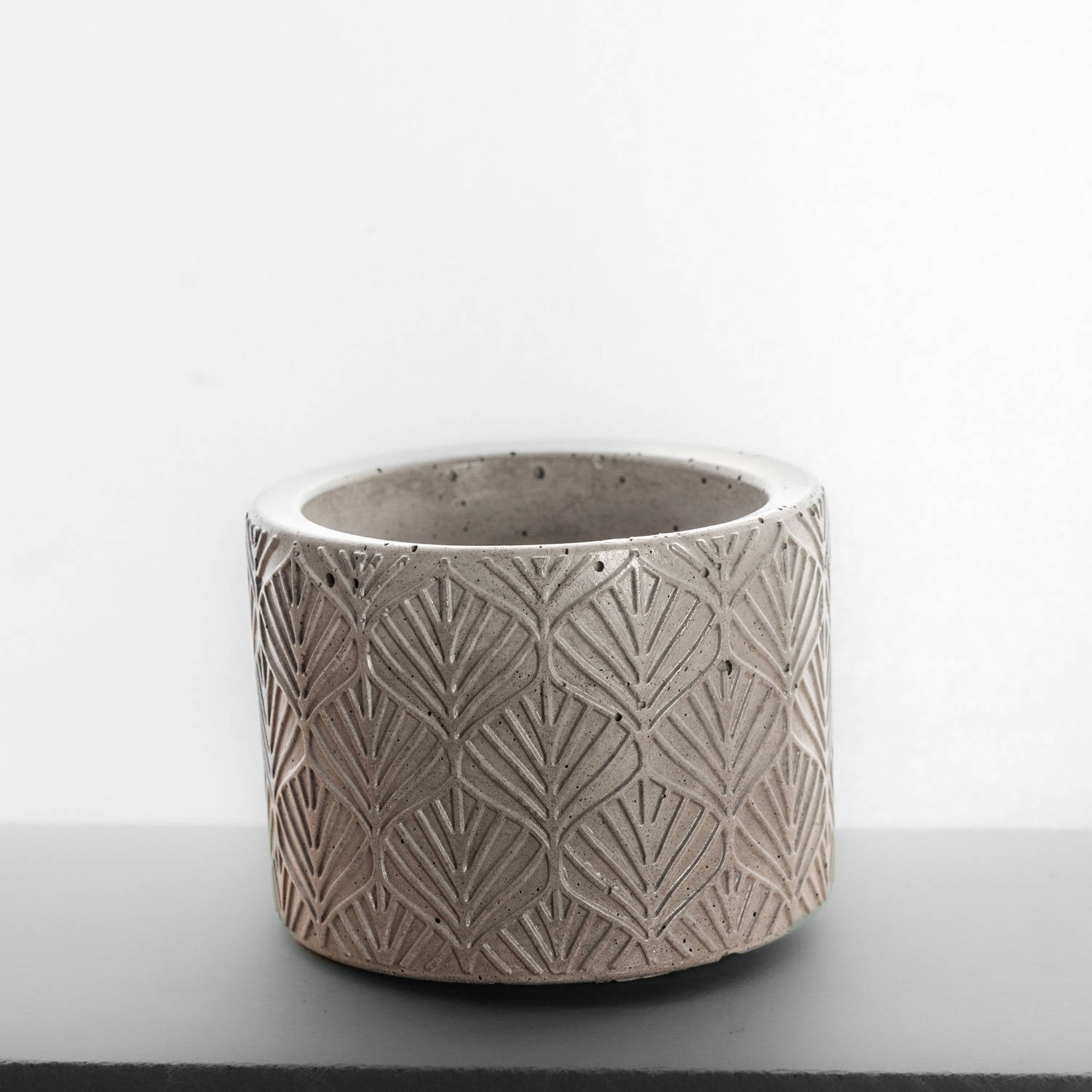 pot béton texturé feuillage