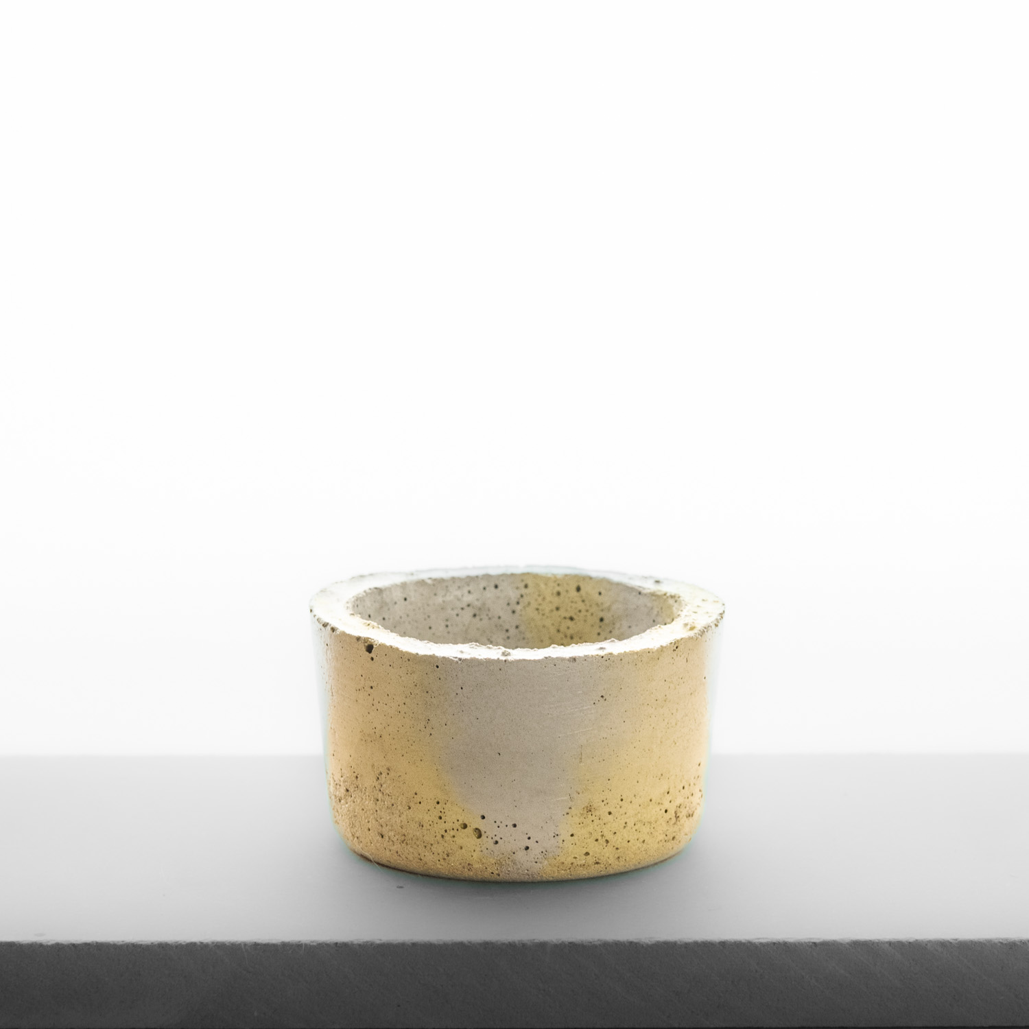mini pot de béton rond, gris et jaune