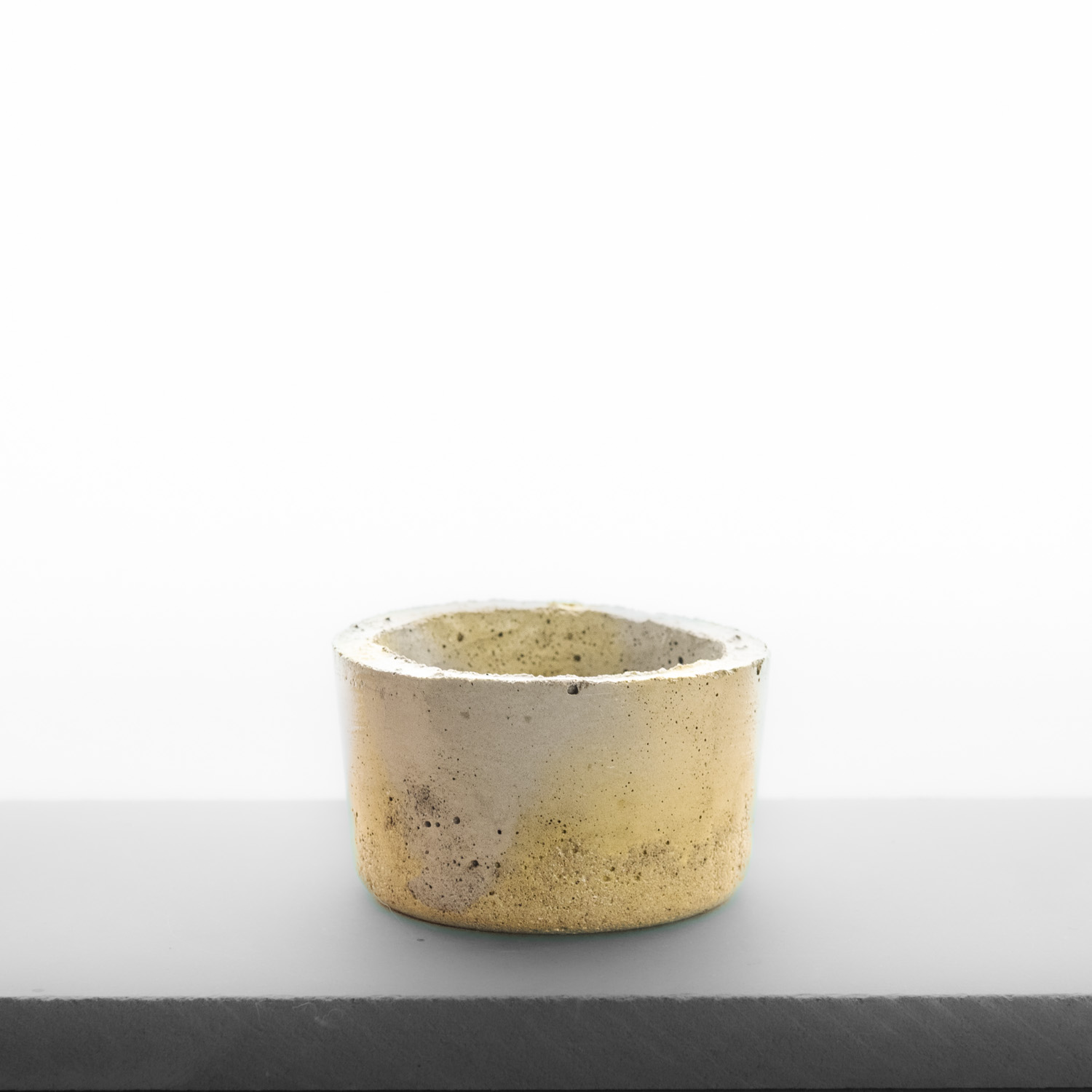 mini pot de béton rond, gris et jaune