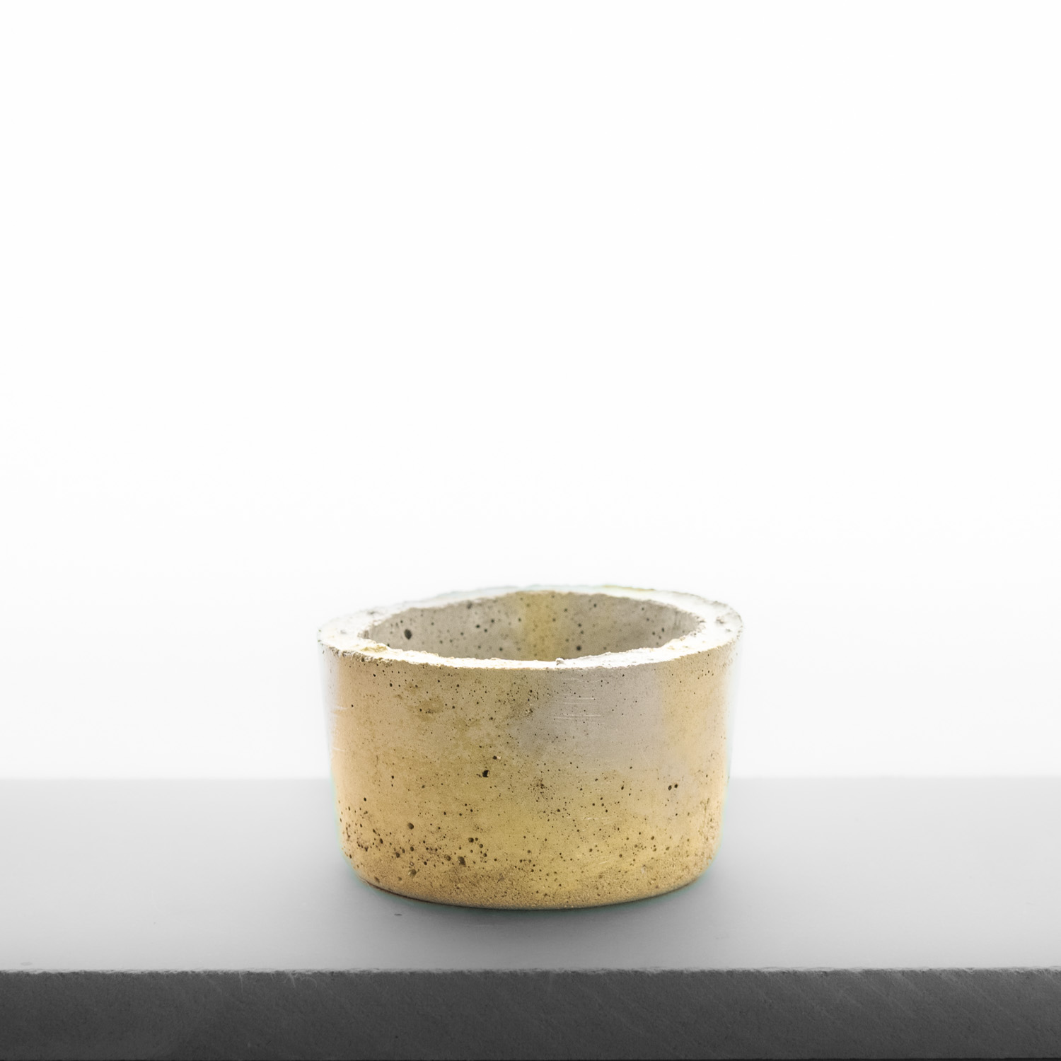 mini pot de béton rond, gris et jaune