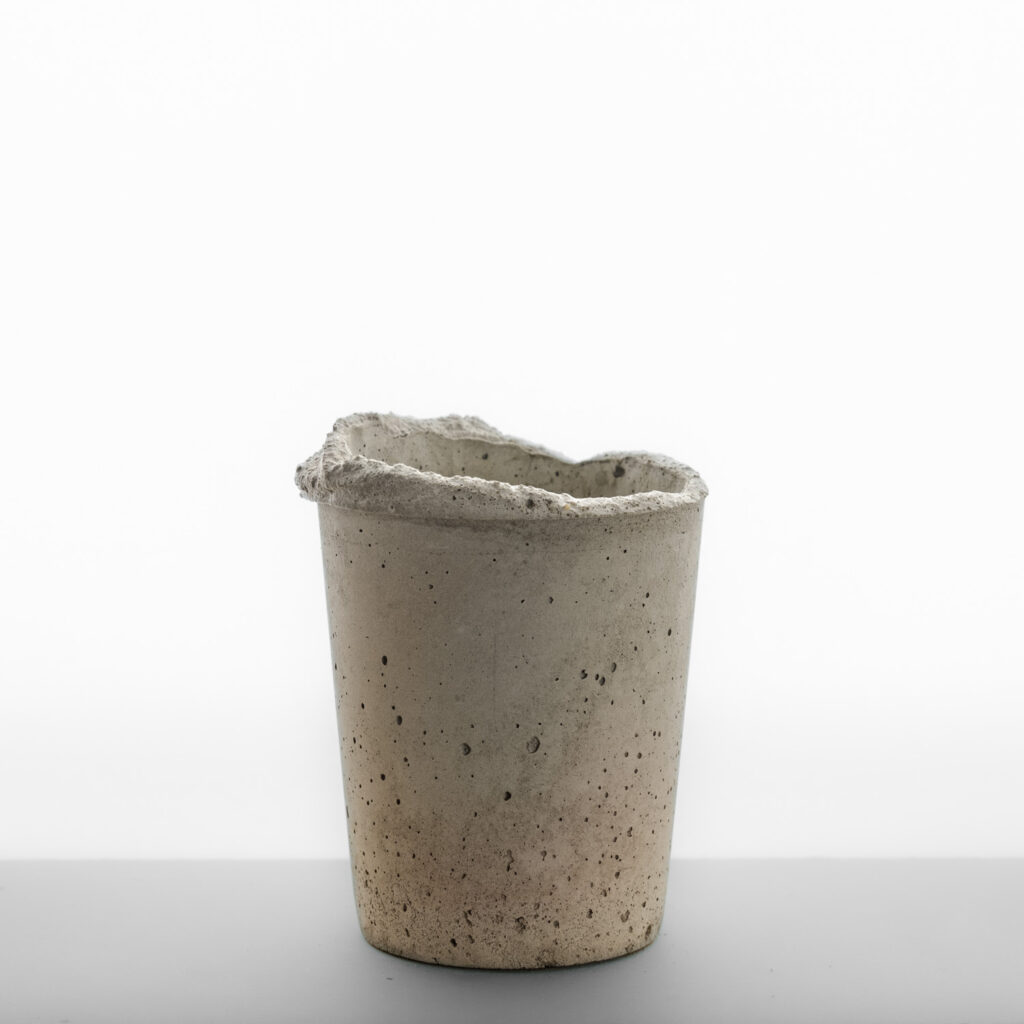 pot en béton, vase Alto Mousse, gris pâle, jaune et rosé subtils