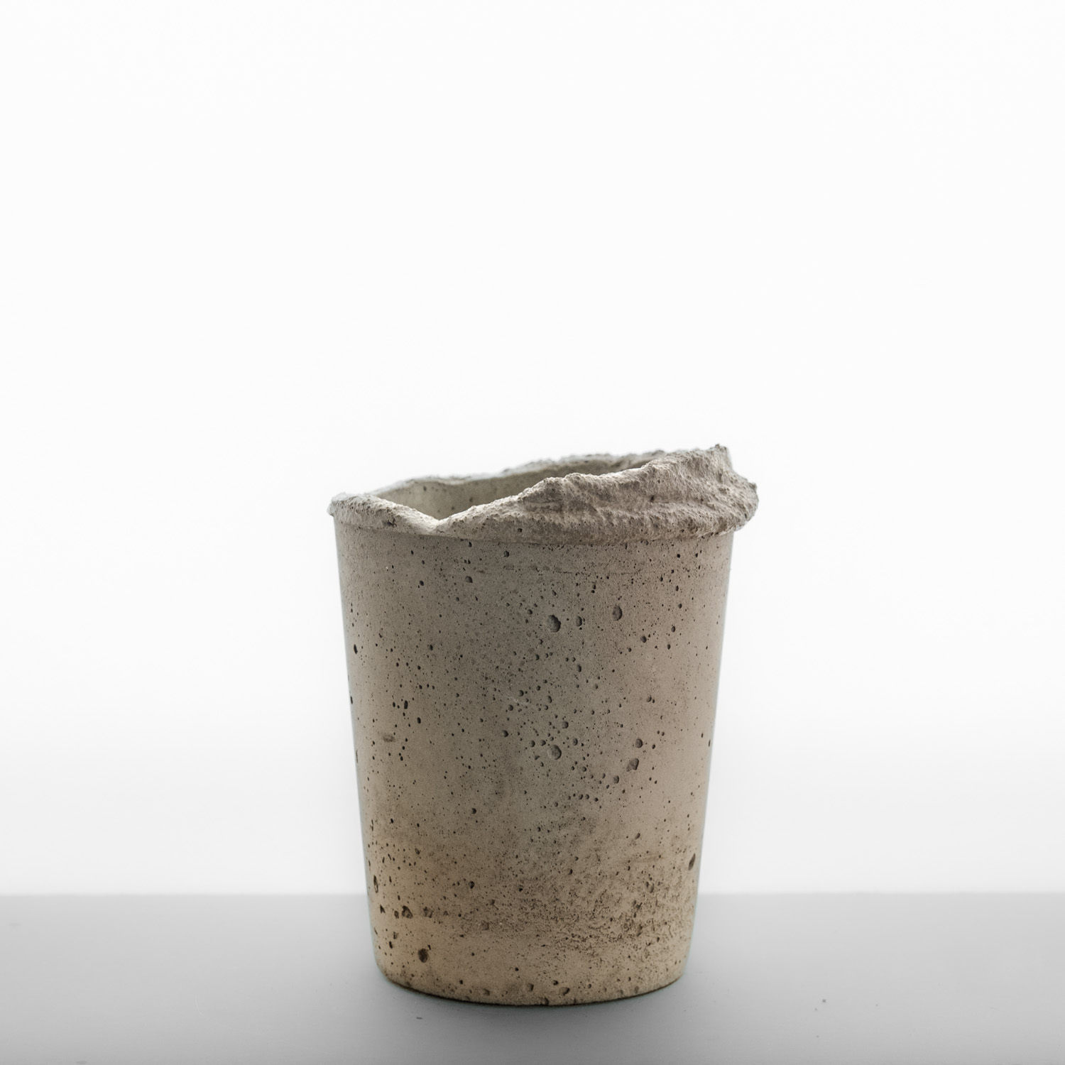 pot en béton, vase Alto Mousse, gris pâle, jaune et rosé subtils
