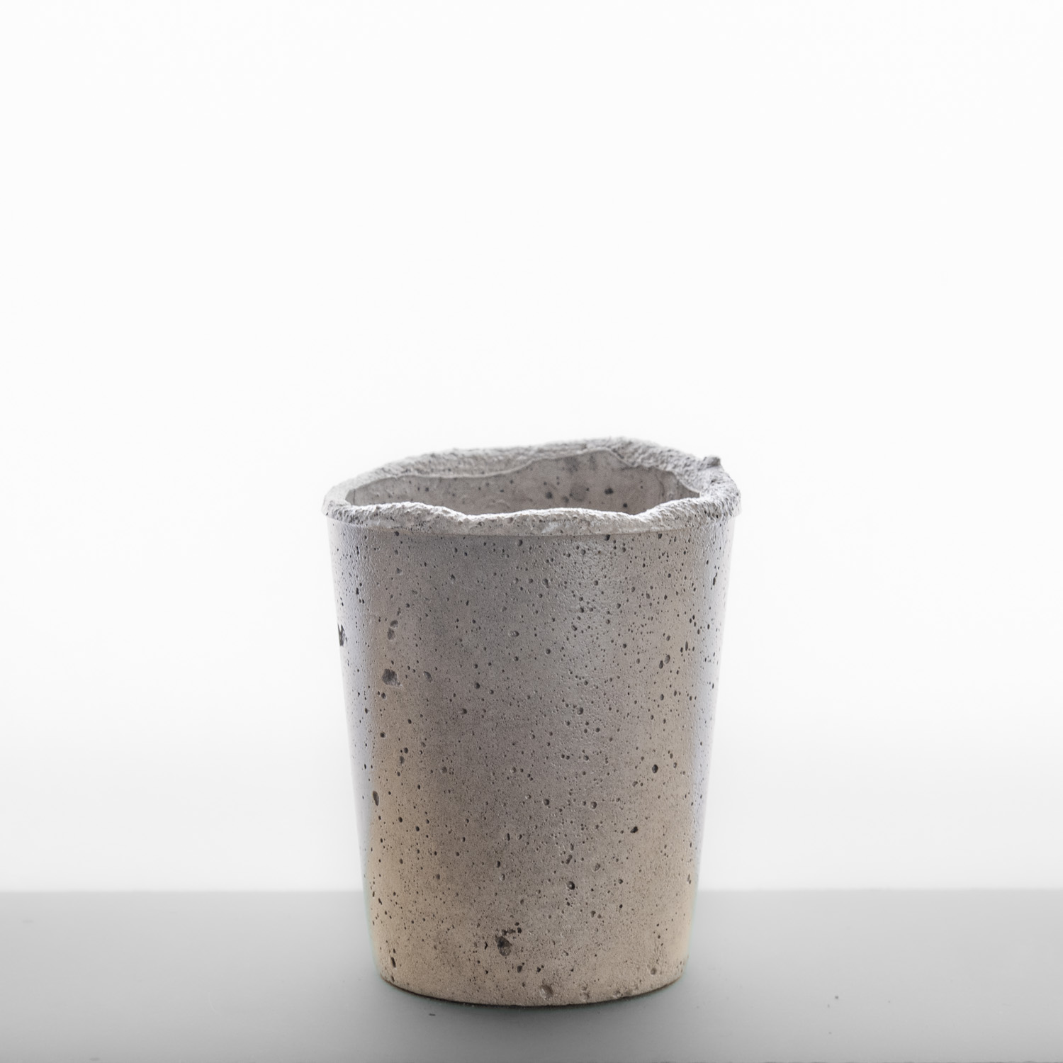 pot en béton, vase Alto Aurore, gris rosé, sable