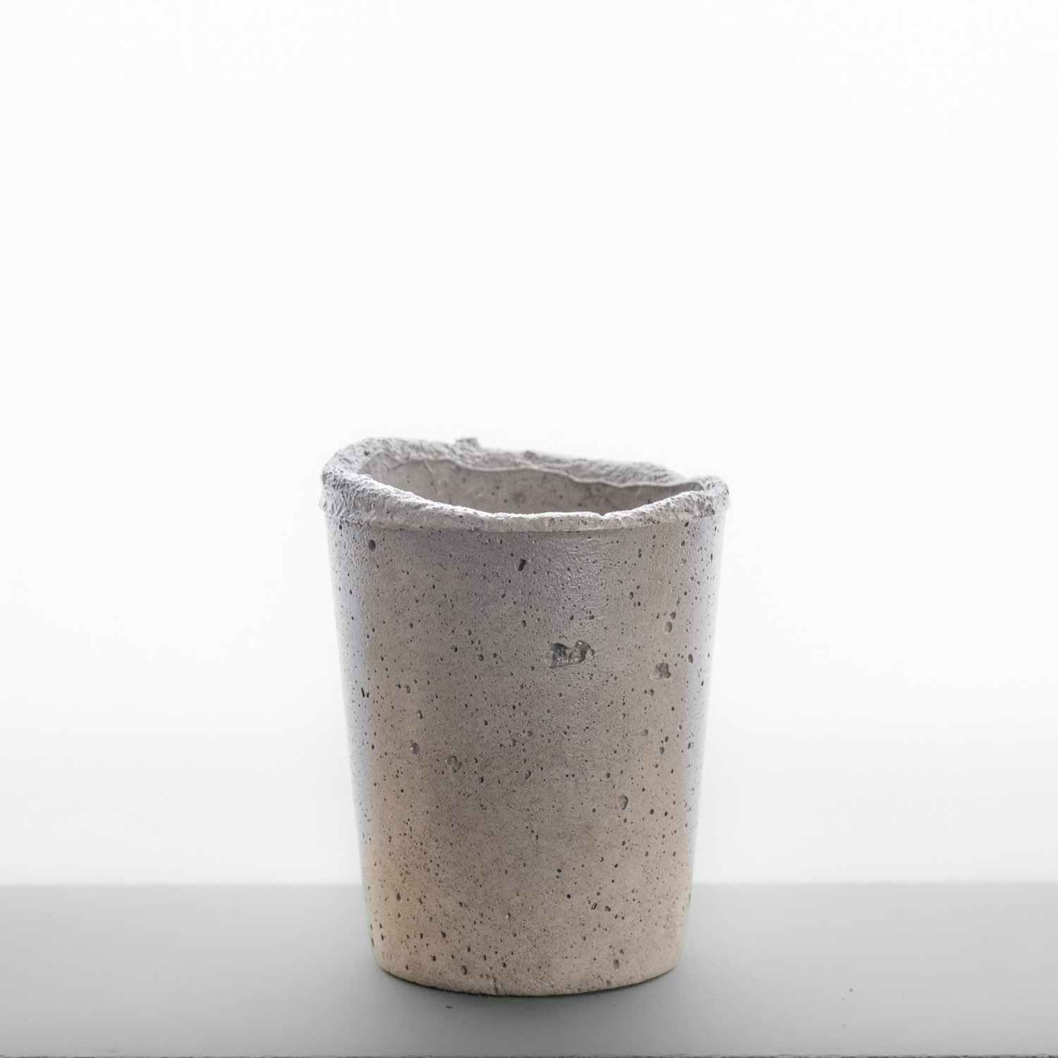 pot en béton, vase Alto Aurore, gris rosé, sable