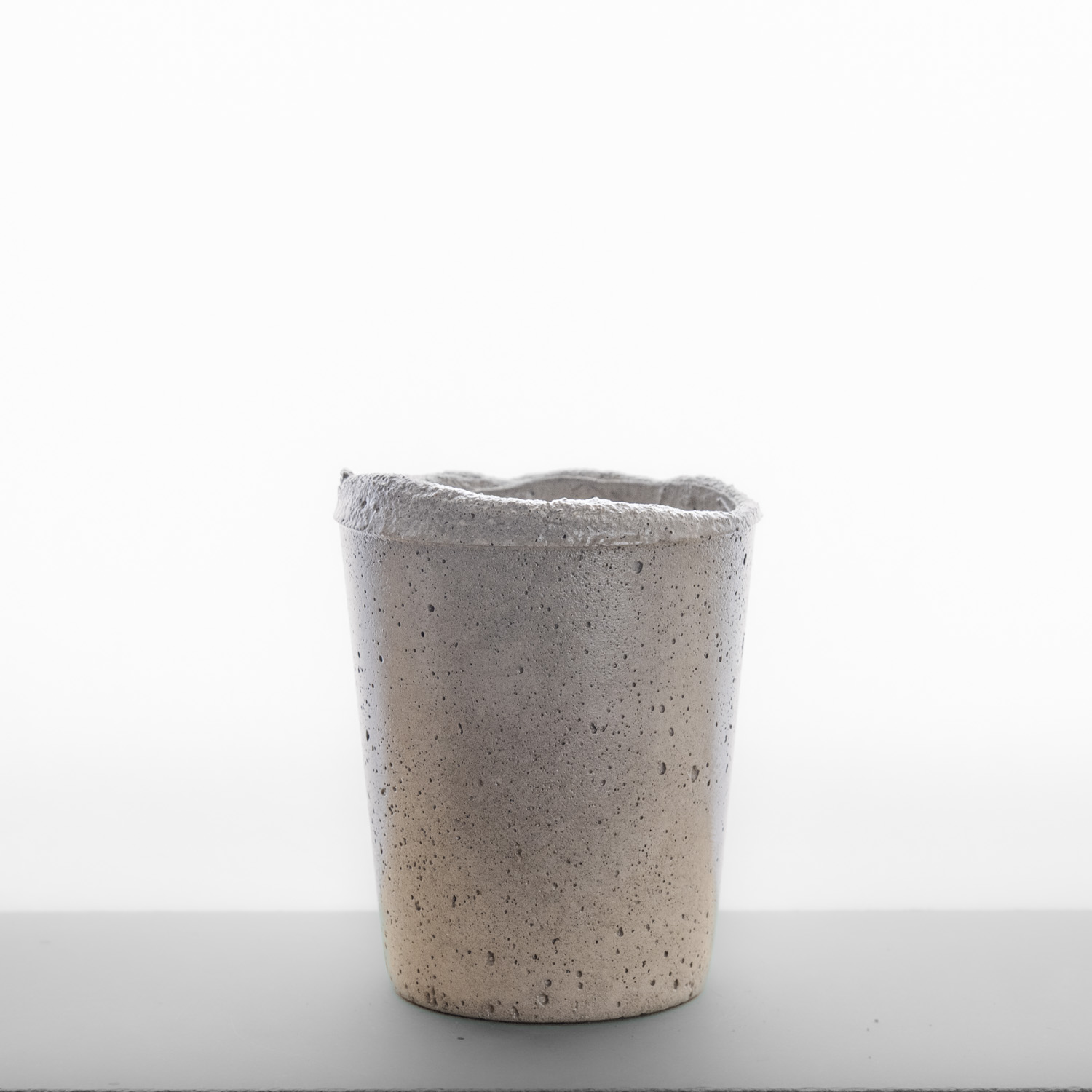 pot en béton, vase Alto Aurore, gris rosé, sable