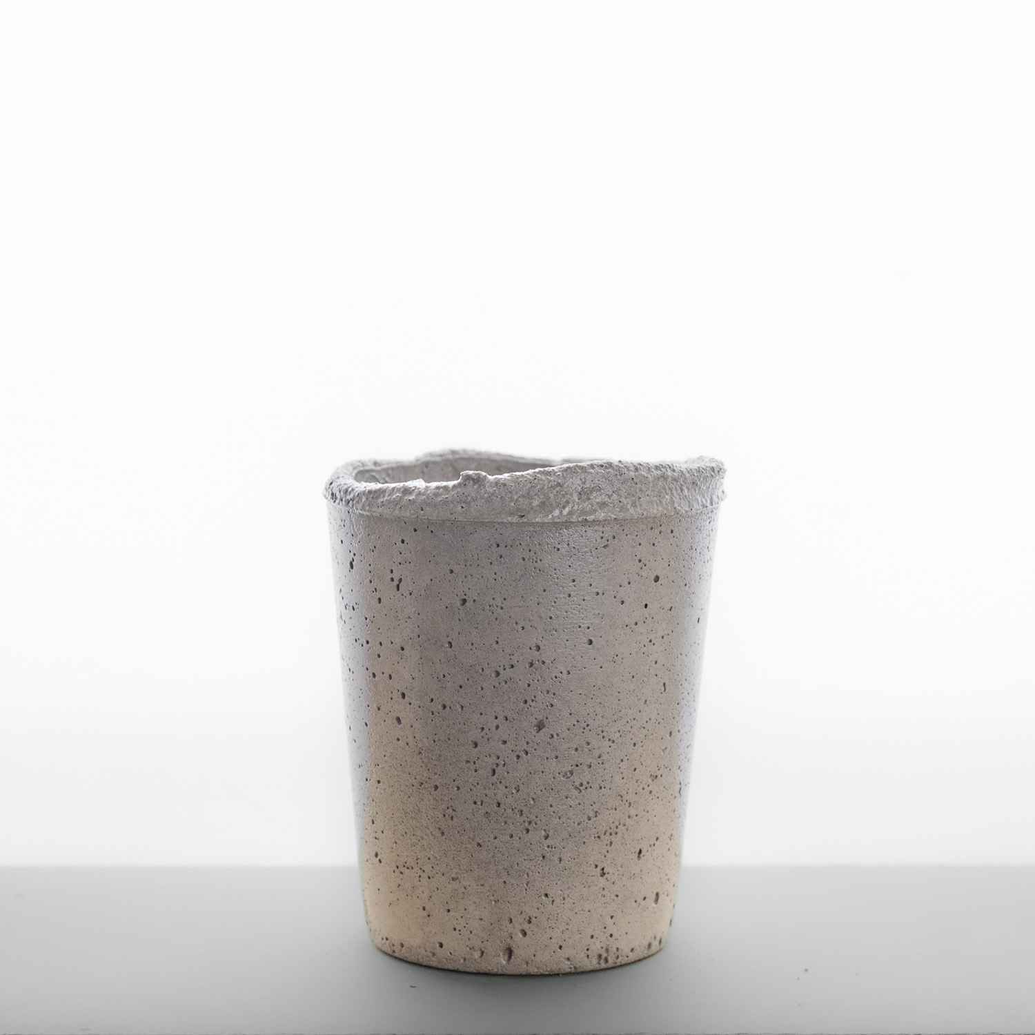 pot en béton, vase Alto Aurore, gris rosé, sable