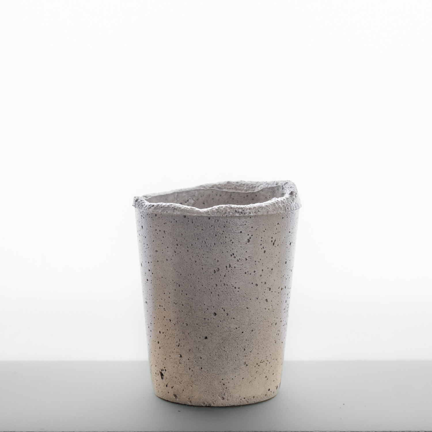 pot en béton, vase Alto Aurore, gris rosé, sable